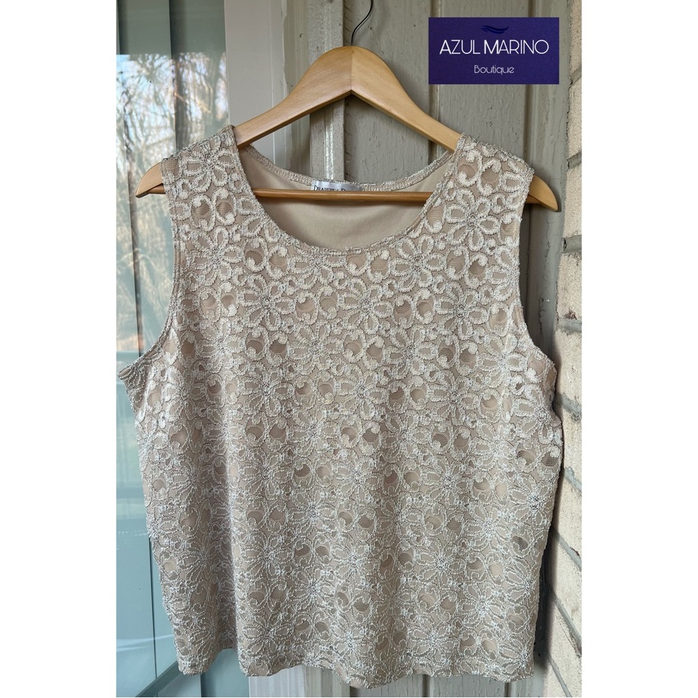 Draper’s & Damons — Women’s golden floral lace blouse • Blusa con encaje •
